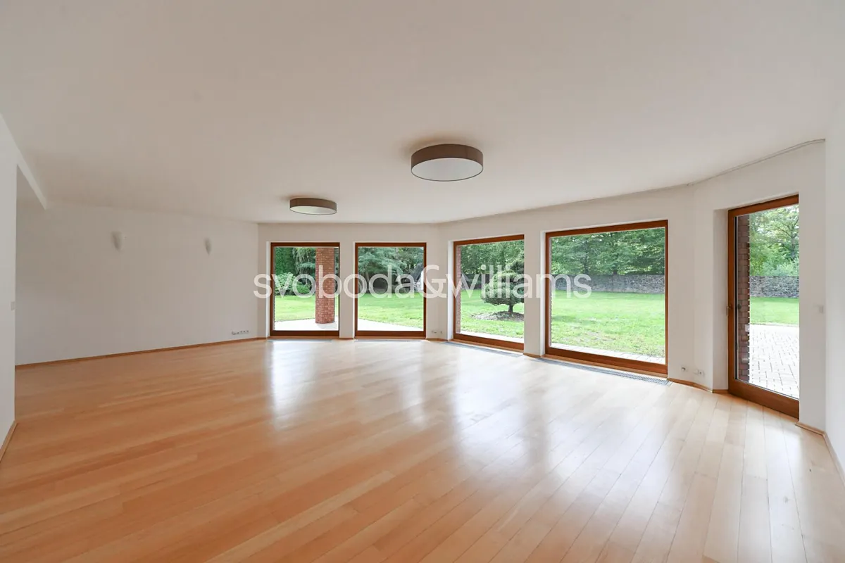 Pronájem rodinného domu 530 m², pozemek 6163 m²